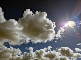 Sommer- Wolken im das Himmel Hintergrund foto