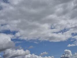 Weiß flauschige Wolken im das Himmel Hintergrund. Kumulus Wolken foto