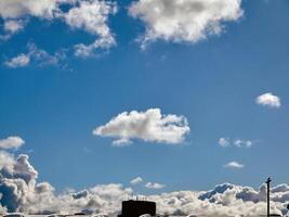 Sommer- Wolken im das Himmel Hintergrund foto