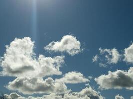 Weiß flauschige Kumulus Wolken im das Sommer- Himmel, natürlich Wolken Hintergrund foto