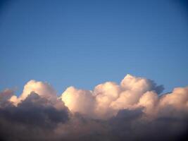 Weiß flauschige Kumulus Wolken im das Sommer- Himmel, natürlich Wolken Hintergrund foto
