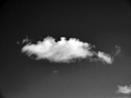 schwarz und Weiß Wolken im das Himmel Hintergrund foto