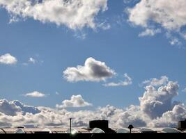 Weiß flauschige Wolken im das Himmel Hintergrund. Kumulus Wolken foto