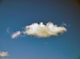 Sommer- Wolken im das Himmel Hintergrund foto