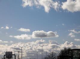 Kumulus Wolken im das Himmel. flauschige Wolke Formen foto