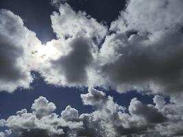 Weiß flauschige Wolken im das Himmel Hintergrund. Kumulus Wolken foto