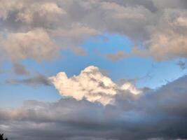 Weiß flauschige Wolken im das tief Blau Himmel. Himmel Hintergrund foto