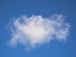 Weiß flauschige Wolken im das Himmel Hintergrund. Kumulus Wolken foto