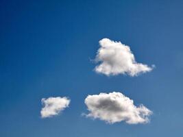 Weiß flauschige Wolken im das Himmel Hintergrund. Kumulus Wolken foto