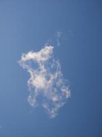 Weiß flauschige Wolken im das Himmel Hintergrund. Kumulus Wolken foto