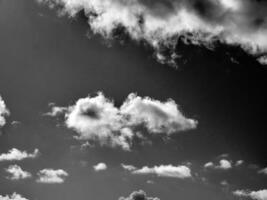 schwarz und Weiß Wolken im das Himmel Hintergrund foto