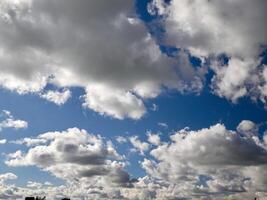 Weiß flauschige Wolken im das Himmel Hintergrund. Kumulus Wolken foto