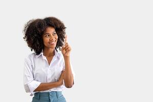 schwarz Frau zeigen Finger oben beim Copyspace isoliert Über Weiß Hintergrund. Geschäft Denken Idee. ift ein Finger im Zeichen von das Beste foto