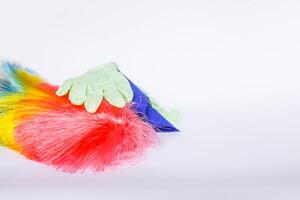 Gummi Handschuhe, das Staubtuch und Mikrofaser Stoff auf Licht Hintergrund foto