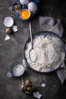 Backen Zutaten mit Mehl und Eier foto