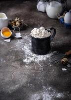 Backen Zutaten mit Mehl und Eier foto