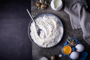 Backen Zutaten mit Mehl und Eier foto