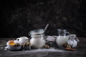 Backen Zutaten mit Mehl und Eier foto