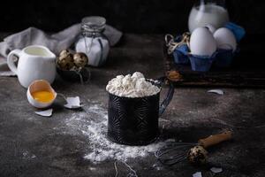 Backen Zutaten mit Mehl und Eier foto