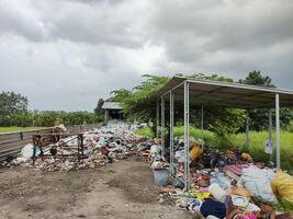 ein Container deren Existenz ist zu unterbringen das Abfall von Bewohner um es oder es ist Umfeld foto