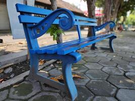 leeren Blau Bank beim das Garten foto