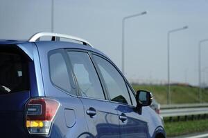 Auto fährt auf ein Autobahn foto