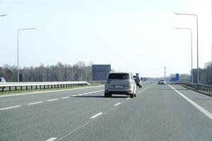 Auto fährt auf ein Autobahn foto