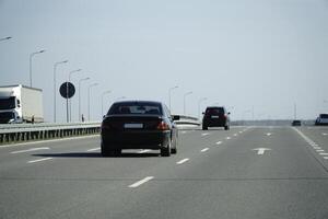 Auto fährt auf ein Autobahn foto