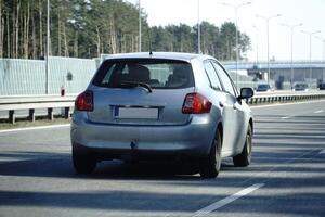 Auto fährt auf ein Autobahn foto