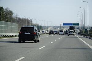 Autos Fahrt auf ein Autobahn foto