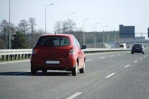 Autos Fahrt auf ein Autobahn foto