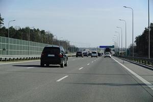 Auto fährt auf ein Autobahn foto