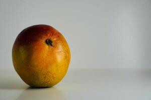 Mango auf das Tabelle foto