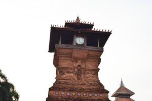 Februar 29, 2024. Kudus, Indonesien. historisch Turm von Kudus zentral Java Indonesien mit Weiß groß Weiß Uhr. einer von das älteste Moscheen im Indonesien foto