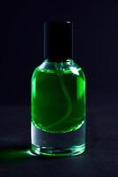 transparent dunkel Grün Flasche Parfüm isoliert schwarz Hintergrund zum spotten oben Design foto
