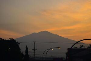 Silhouette Berg beim Morgen Sonnenschein foto