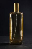 transparent Gold Flasche Parfüm isoliert schwarz Hintergrund zum spotten oben Design foto