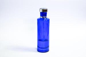 transparent dunkel Blau Flasche Parfüm isoliert schwarz Hintergrund zum spotten oben Design foto