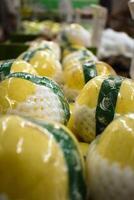 Birne Obst angezeigt im Supermarkt symmetrisch foto