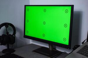 Grün Bildschirm mit Verfolgung, Grafik Designer einstellen oben Arbeiten auf Tabelle foto