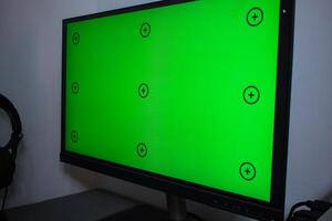 Grün Bildschirm mit Verfolgung, Grafik Designer einstellen oben Arbeiten auf Tabelle foto