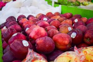 Apfel Früchte angezeigt im Supermarkt Box foto