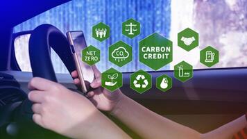 Kohlenstoff Anerkennung Konzept, Händler mit Smartphone zu Handel Kohlenstoff Anerkennung auf Anwendung, Kohlenstoff etf zu investieren im nachhaltig Geschäft, Grün Klima Mittel Investition, Netz Null Emission, sauber Technologie. foto