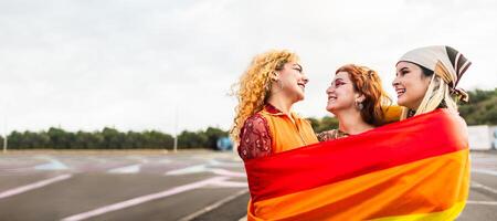 glücklich jung Mädchen feiern Fröhlich Stolz Festival - - lgbt Gemeinschaft Konzept foto