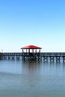 ein rot Cabana auf ein Seebrücke im das Golf Küste von Texas. foto