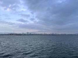 Aussicht von das asiatisch Teil von Istanbul beim Sonnenuntergang foto