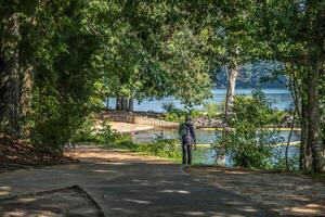 Mann gehen Angeln beim das See foto