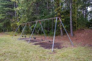 leeren Spielplatz schwingen einstellen beim das Park foto