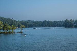 Kajak fahren und Bootfahren auf das See foto