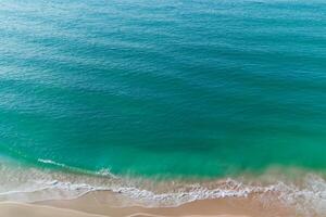 Horizont Oase Antenne Gelassenheit erfasst schön Strand Sand von über, ein still Tapisserie von Küsten Schönheit foto